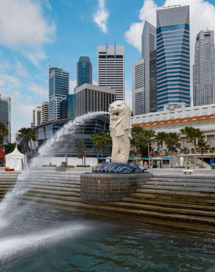 singapore business district the merlion is the iconic symbol of the city state of singapore t20 NG2Zxp 1 1